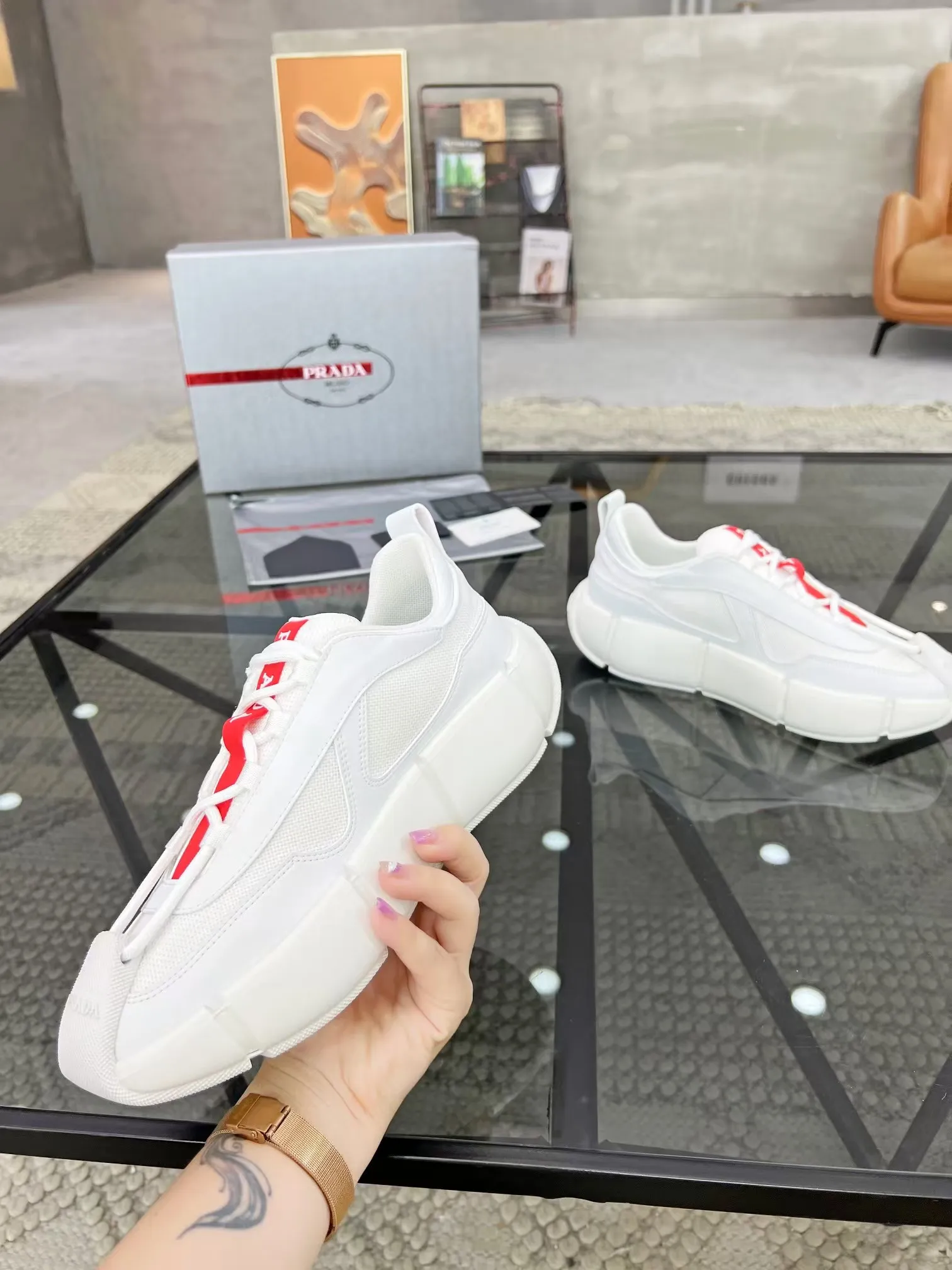 P500 Yuan 38-45 Prada Prada’s new men’s genuine leather sports shoes, the highest version on the market, any comparison is welcome🆚! The original leather has excellent texture and is super high-end! Fetal sheep net lining imported from Italy, removable pad! Luxurious materials and fine workmanship, highly recommended!